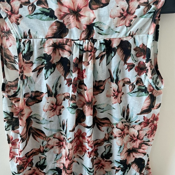 Floral prints button down collar sleeve less top - Picture 5 of 8